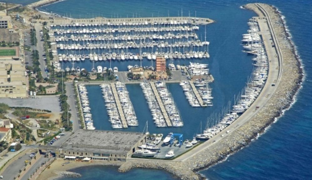 Barca a vela a Marina degli Aregai